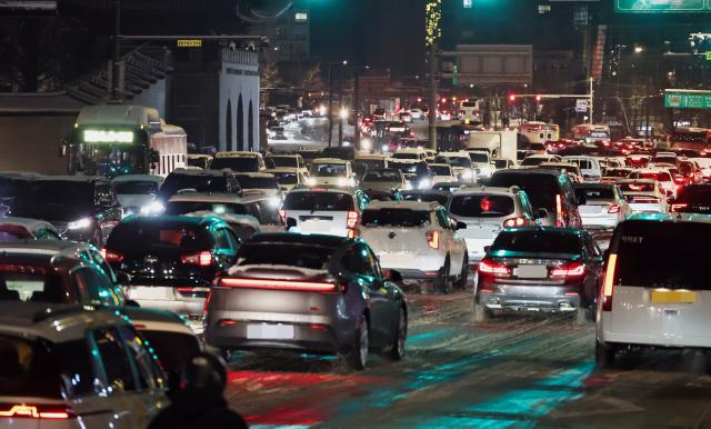 올겨울 많은 양의 첫눈이 내린 4일 23시께 서울 종로구 경복궁역 인근에서 시내로 향하는 차량이 눈길에 정체를 빚고 있다 사진연합뉴스