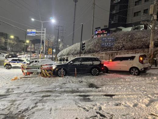 폭설 내린 경기 남부서 사고 잇따라…2000여 건 신고