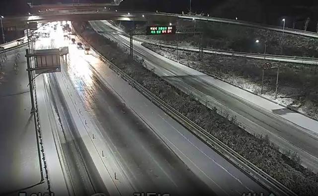 광주 중원터널 인근 얼어붙은 도로 [사진=경찰청 CCTV 갈무리]