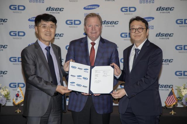 From right: Kang Jun-nyun of Samsung Heavy Industries, Dave Carver of NASSCO, and Yoon Suk-yong of DSEC sign a business cooperation agreement at the International WorkBoat Show in New Orleans.
