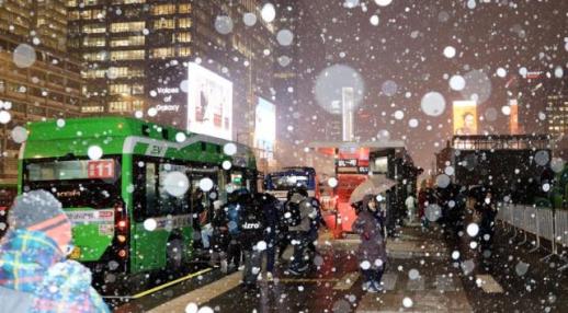 Seoul Metro increases subway trains as heavy snow disrupts commuters