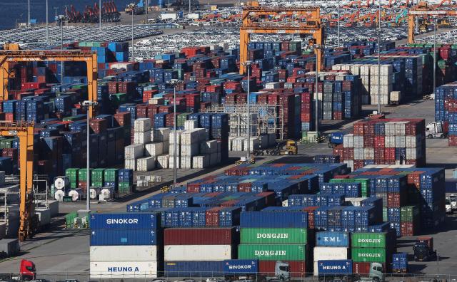 十月经常项目顺差缩水近半 长假效应致规模腰斩