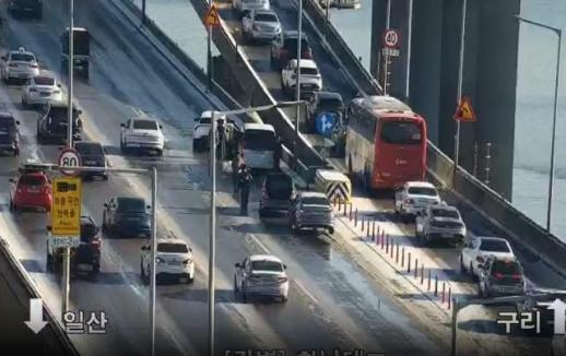 강변북로 구리 방향에서 한남대교 북단 구간 사고…4차선 차단 중