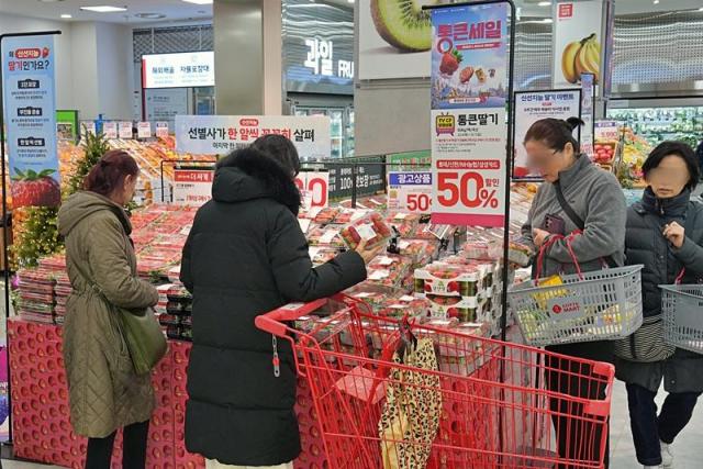 4일 서울시 중구에 위치한 롯데마트 제타플렉스 서울역점에서 반값 행사 상품인 통큰딸기를 구매하는 고객들의 모습 사진롯데마트 