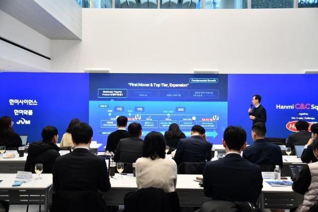 김재교 한미사이언스 부회장이 4일 서울 방이동에서 한미 CC 스퀘어에서 열린 한미그룹 기업설명회에서 그룹 성장 전략을 발표하고 있다 사진한미그룹
