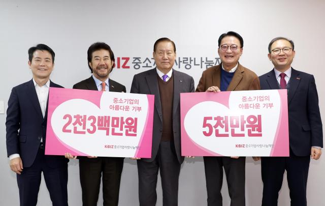 중기사랑나눔재단이 4일 파평산업단지개발과 남향푸드또띠아에서 7300만원 상당 기부를 받았다 이날 4일 서울 여의도동 재단에서 열린 기부식에서 왼쪽 2번째부터 고병헌 파평산업단지개발 대표이사 손인국 중기사랑나눔재단 이사장 이군신 남향푸드또띠아 대표이사 등 관계자들이 기념촬영을 하고 있다 사진중기사랑나눔재단