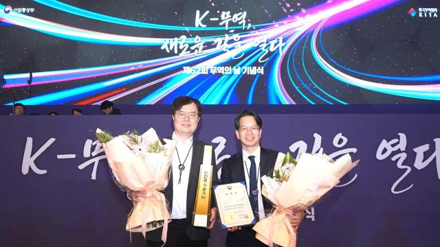 왼쪽부터 류창하 안랩 전략기획실 실장 이상국 안랩 마케팅글로벌사업부문 부문장사진안랩