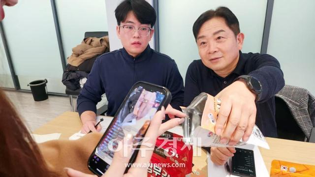 행사에 참가한 한국기업이 중국 소비자에게 제품을 소개하고 있다사진중진공