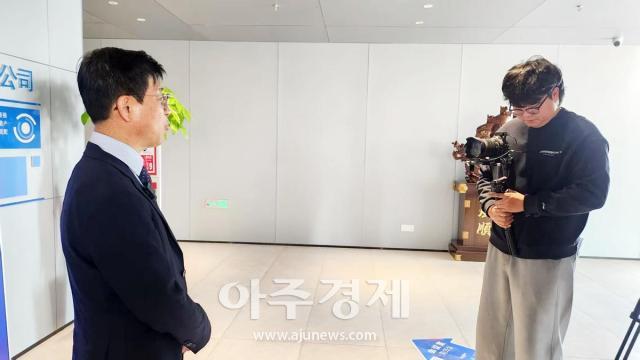 김상우 본부장이 중국 방송 인터뷰를 통해 행사목적과 참가한 한국기업을 소개하고 있다사진중진공