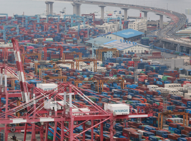 Koreas C/V surplus halves, outbound stock invest outsized inbound by a factor of 6