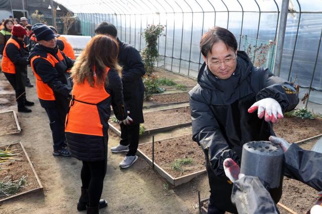 이동환 고양시장이 지난해 12월 열린 고양시자원봉사센터 사랑의 연탄 나눔 행사에서 연탄을 나르고 있다 사진고양시