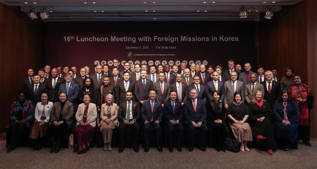 2025년 주한 외국공관장 초청 간담회’ 참석자들이 기념사진을 찍고 있다 사진대한민국시도지사협의회