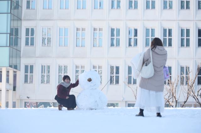 2025년 12월 5일 서울 종로의 광화문에서 관광객들이 첫눈을 즐기고있다