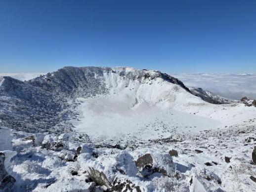 PHOTOS: Snow-covered Hallasan
