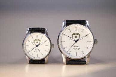 李, 취임 6개월 맞아 대통령 손목시계 공개…1호 주인은 정청래