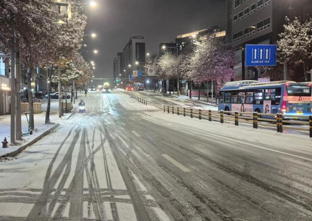 지난 4일 폭설로 인해 서울 서초구 잠원동 반포역에서 논현역으로 가는 길이 통제된 모습 사진연합뉴스
