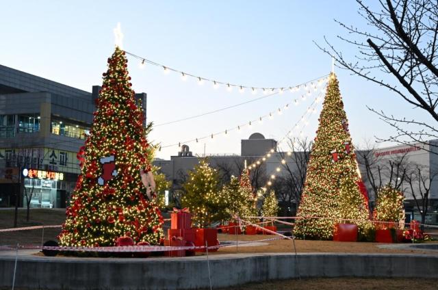 오시리아 물음표 공원에 설치된 경관 조명사진기장군