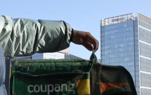 Quiet flight from Coupang after data breach deepens pain for small vendors 