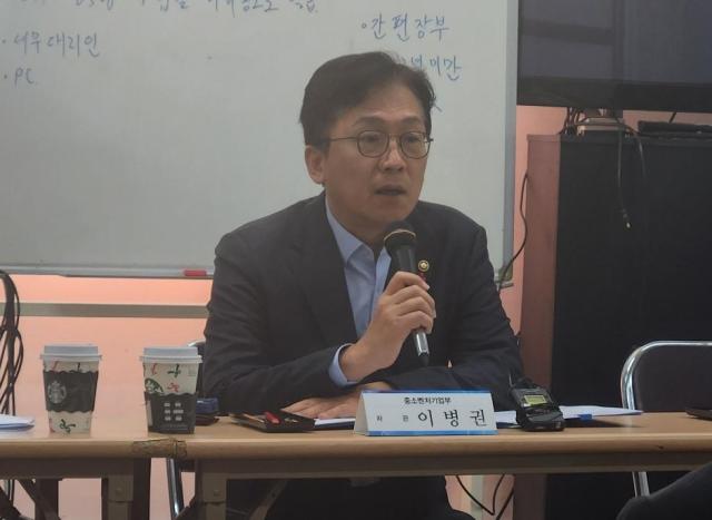 이병권 중소벤처기업부 2차관은 5일 오후 서울 종로구 광장시장상인회 회의실에서 열린 광장시장 신뢰 회복·상생 활성화를 위한 민생현장 간담회에서 발언하고 있다 사진조현미 기자