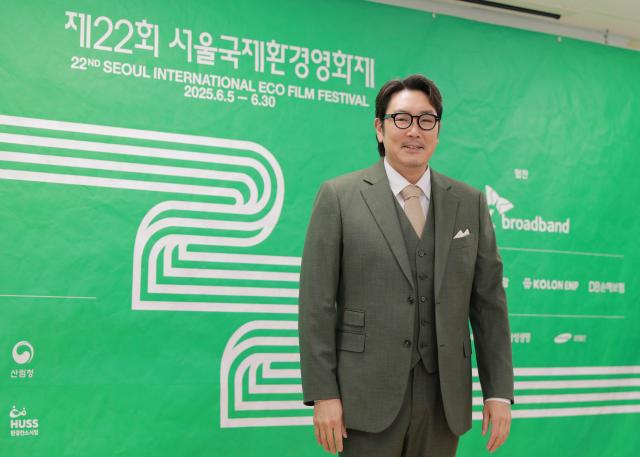5월 14일 오전 서울 중구 환경재단 레이첼카슨홀에서 열린 제22회 서울국제환경영화제 기자간담회에서 공식 홍보대사로 위촉된 배우 조진웅이 포즈를 취하고 있다 20250514사진유대길 기자 dbeorlf123ajunewscom