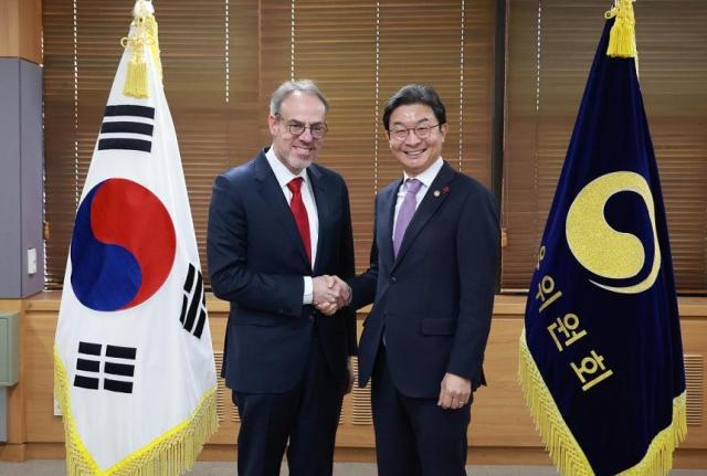 이억원 금융위원장오른쪽과 데이비드 A 자폴스키 아마존 수석부회장 사진금융위원회
