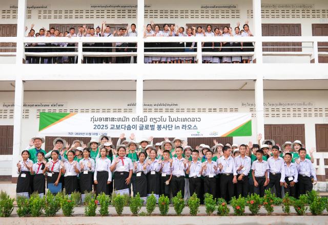 교보생명이 지난달 10일부터 14일까지 임직원 30명·보호아동 6명으로 구성된 교보다솜이 글로벌봉사단을 파견해 라오스 방비엥 지역 힌후아쓰아 중·고등학교에서 교육환경 개선 활동을 실시했다 사진교보생명