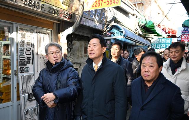 오세훈 서울시장이 4일 오전 서울 종로구 세운지구 일대를 찾아 둘러보고 있다 사진백소희 기자