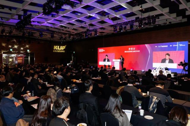  2025 물류산업진흥 컨퍼런스에서 정부 부처 및 업계 학계 관계자들이 모여 지속가능한 물류산업 발전 방안을 논의하고 있다 사진물류산업진흥재단