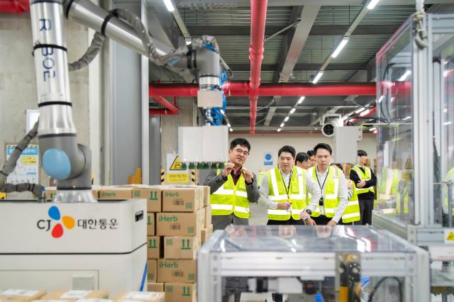 이동형 로봇 팔렛타이저 참관 모습 사진CJ대한통운