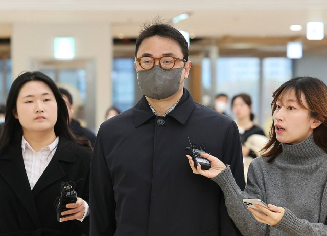 김건희 여사 오빠 김진우씨가 지난달 27일 서울 광화문 KT빌딩에 마련된 민중기 특별검사 사무실로 출석하며 취재진의 질문을 받고 있다 사진연합뉴스