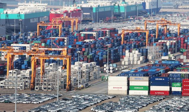 지난달 30일 경기도 평택항에 컨테이너가 쌓여 있다 사진연합뉴스