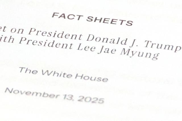 지난달 14일 서울 여의도 국회에서 열린 외교통일위원회 전체회의에서 위원들이 발표된 한미 관세·안보 협상의 결과물인 조인트 팩트시트공동 설명자료 사본을 열람하고 있다 사진연합뉴스