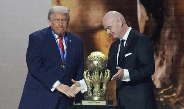 5일현지시간 미국 워싱턴DC 케네디 센터에서 열린 북중미 월드컵 본선 조 추첨식에서 도널드 트럼프 대통령이 잔니 인판티노 FIFA 회장으로부터 FIFA 평화상을 받고 있다 사진연합뉴스