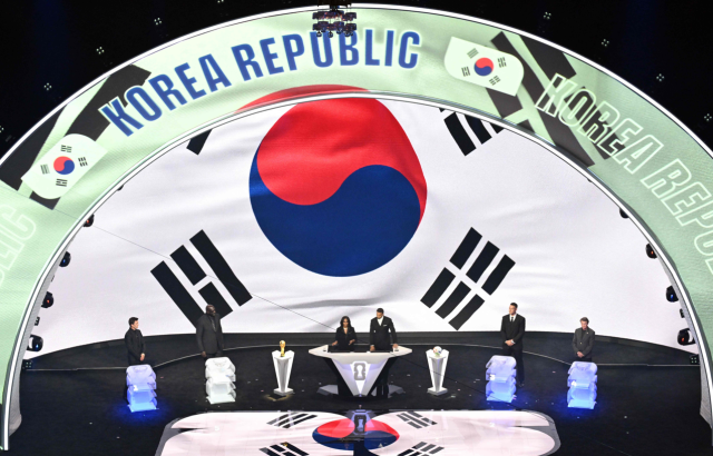 Đội tuyển bóng đá quốc gia Hàn Quốc được xếp vào bảng A cùng với Mexico Nam Phi và đội chiến thắng vòng play-off khu vực châu Âu bảng D sau lễ bốc thăm vòng chung kết World Cup khu vực Bắc và Trung Mỹ ẢnhAFPYonhap News