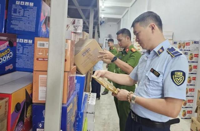 하노이 시장관리국과 경찰이 한 지역 상점에서 상품을 점검하는 모습 사진하노이 시장관리국