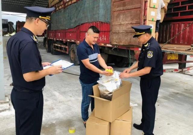 베트남 관세청 산하 밀수조사국이 국경을 통한 수입 화물을 점검하는 모습 사진하노이 인민위원회