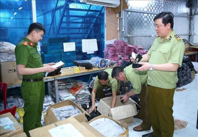 가품을 단속하고 있는 공안들 사진베트남 통신사