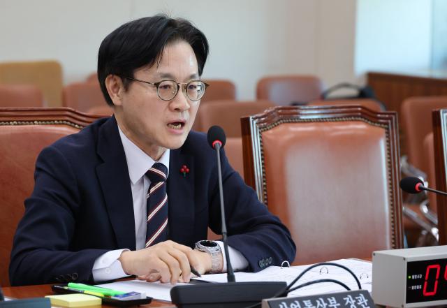 김정관 산업통상부 장관이 4일 서울 여의도 국회에서 열린 제419회 국회정기회 산업통상자원중소벤처기업위원회 제9차 전체회의에서 의원들 질의에 답변하고 있다 2025124 사진연합뉴스