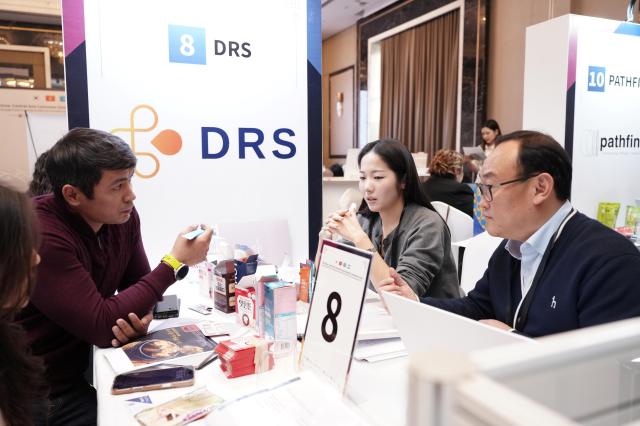 지난 45일 키르기스스탄 비슈케크에서 개최된 한-중앙아 소비재 경제협력 플라자에서 참가 국내기업과 현지 바이어가 수출상담을 진행하고 있다 사진코트라