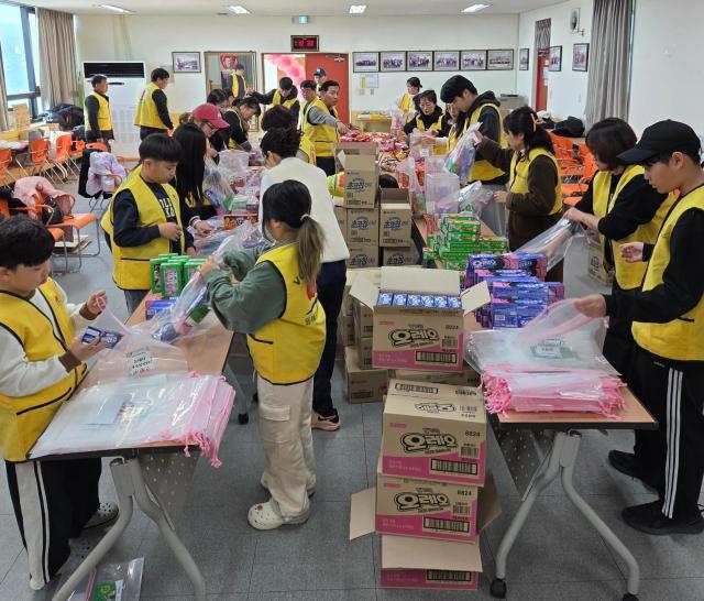 동해시가족봉사단이 연말을 맞아 지역사회 아이들에게 사랑과 희망을 전하는 뜻깊은 봉사활동을 진행하고 있다 사진동해시가족봉사단
