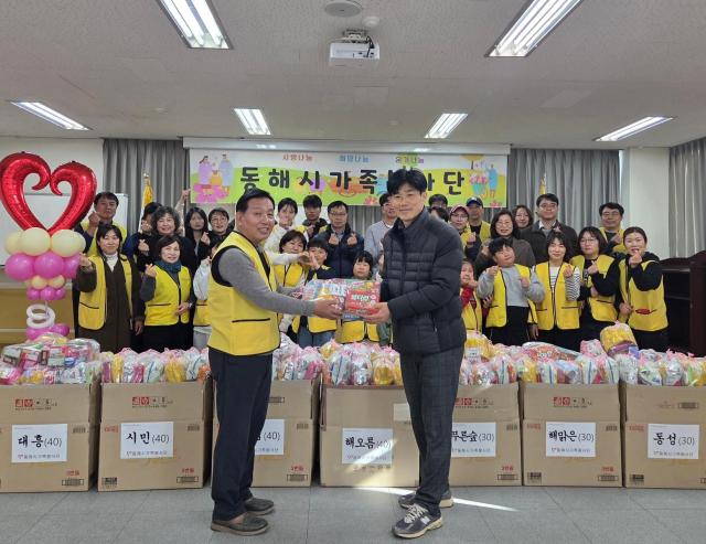 김종문 동해시가족봉사단 단장왼쪽이 행복꾸러미를 전달하고 있다 사진동해시가족봉사단
