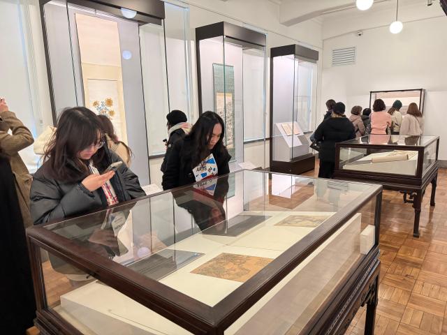 아트 인 서울Arts in Seoul 2025 외국인 참가자들이 간송미술관 기획전 보화비장葆華秘藏을 관람하고 있다 사진강상헌 기자