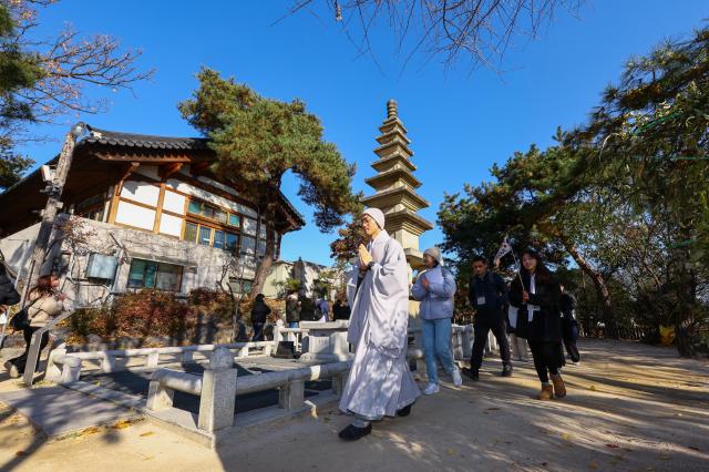 길상사 스님과 아트 인 서울Arts in Seoul 2025 외국인 참가자들이 사찰을 돌아보고 있다 사진서울관광재단