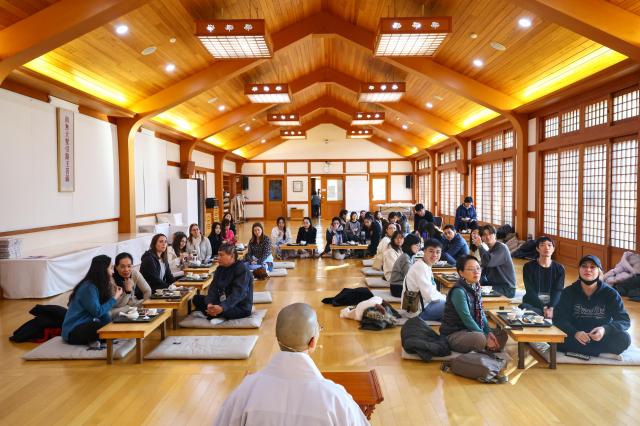 아트 인 서울Arts in Seoul 2025 외국인 참가자들은 길상사 법당에서 스님과 차담회를 진행했다 사진서울관광재단