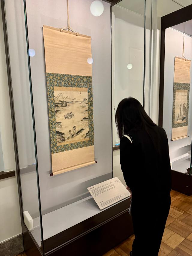 아트 인 서울Arts in Seoul 2025 외국인 참가자가 간송미술관 기획전 보화비장葆華秘藏을 관람하고 있다 사진강상헌 기자