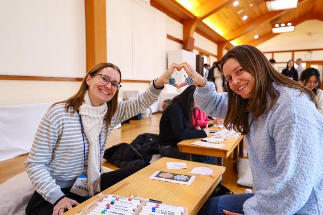 아트 인 서울Arts in Seoul 2025 외국인 참가자들이 길상사 법당에서 단청 열쇠고리 제작 체험을 진행한 뒤 웃고 있다 사진서울관광재단