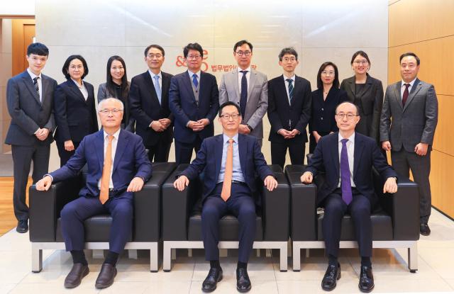 앞줄 왼쪽부터 류현길·김혁중·김운호 변호사 뒷줄 왼쪽부터 이성풍·채성희·강이강 변호사 김서곤 고문 박근범·이종석·이인수·주현수·김상민·손광익 변호사 사진법무법인 광장