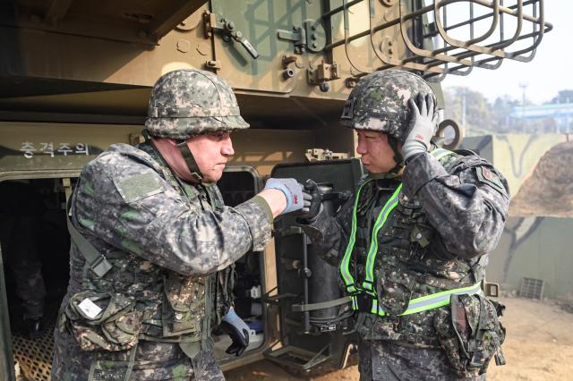 육군은 지난달 방산협력국 3개국 21명의 장병을 대상으로 육군 국제과정을 진행 K-무기체계와 교육ㆍ훈련체계의 우수성을 알렸다 국제과정에 참가한 외국군과 한국군 운영요원이 주먹을 맞대며 서로를 응원하고 있다 사진육군