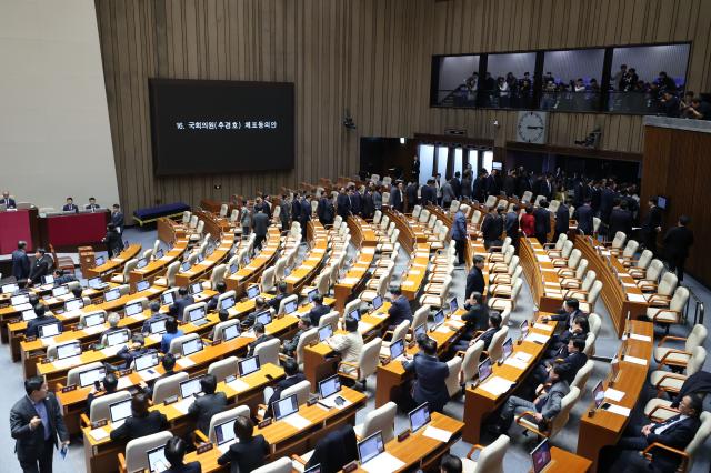 국민의힘 의원들이 27일 국회 본회의에서 추경호 의원에 대한 체포동의안이 상정되자 회의장을 나서고 있다 사진연합뉴스
