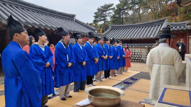 안동 도산서원선비문화수련원에서 대구보건대 재학생들이 ‘현장 체험형 인성 교양교육 프로그램’ 중 인사를 올리는 알묘의례 체험하고 있다 사진대구보건대학교